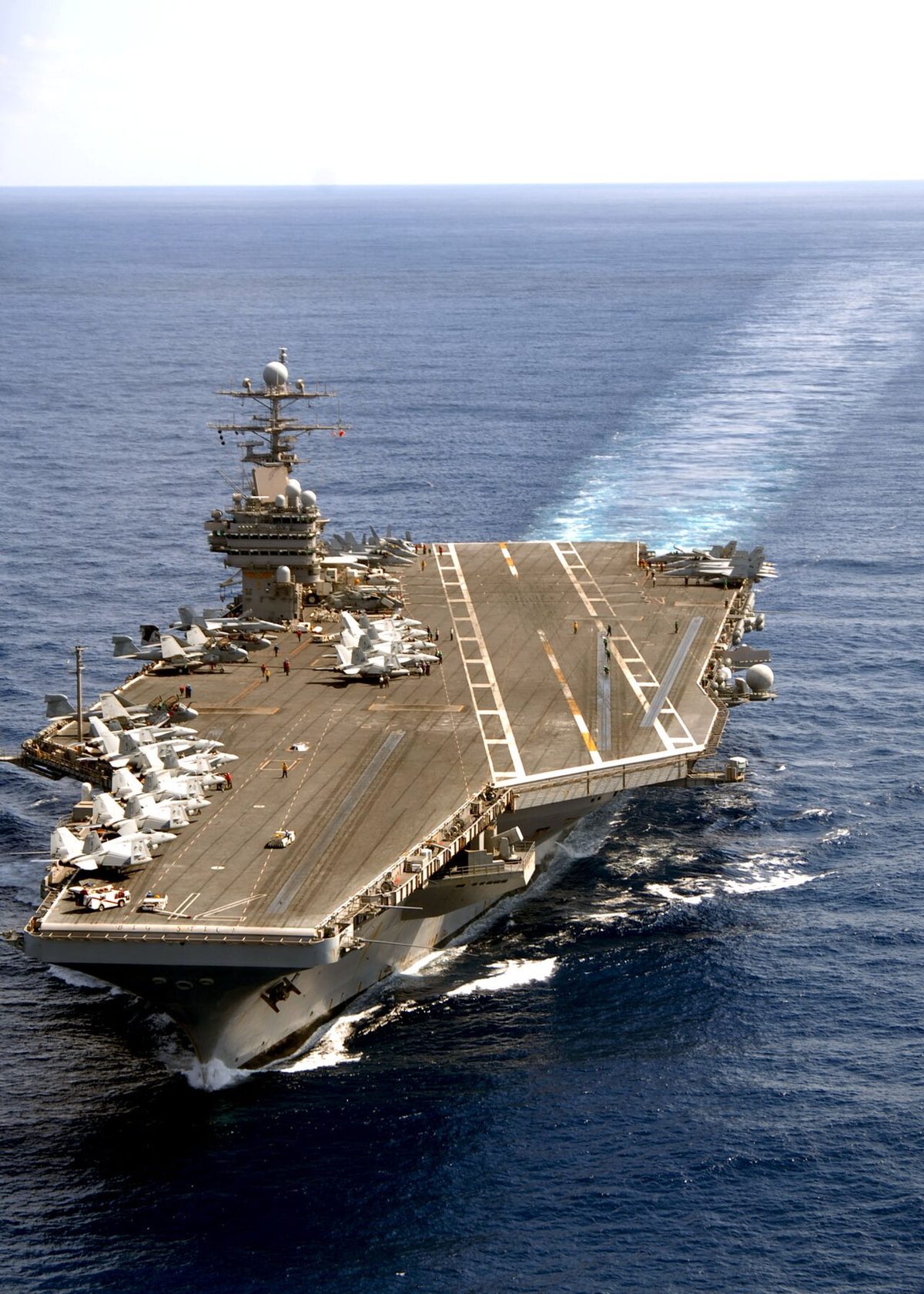 Açık denizde seyreden USS Theodore Roosevelt uçak gemisi