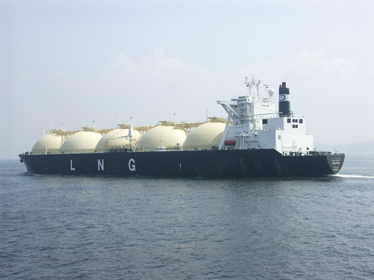 LNG taşıyıcı bir geminin açık denizde seyri