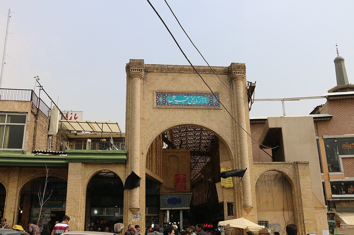 Tahran'daki Tecriş Çarşısı'nın girişi