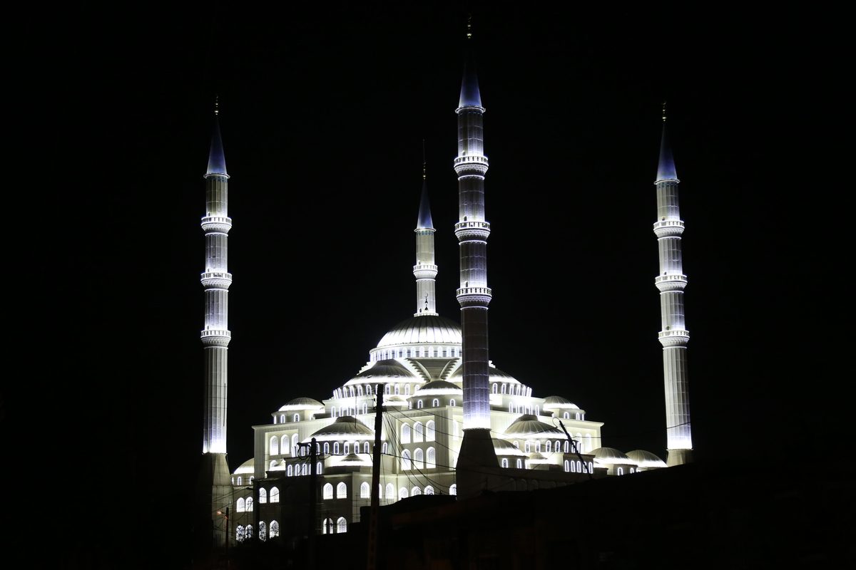 Zahedan'daki Mekki Camii'nin gece görünümü