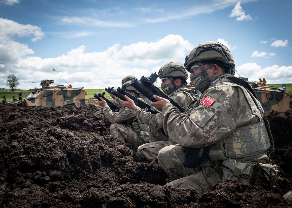 Tatbikatta ateş destek egzersizi yapan Türk Kara Kuvvetleri askerleri