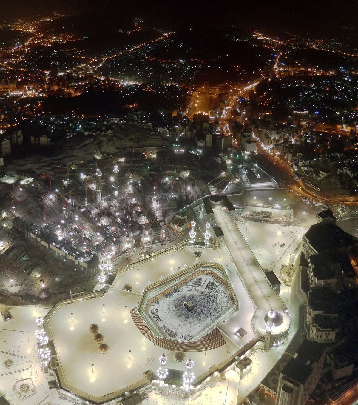 Mekke'deki Mescid-i Haram ve Kâbe'nin kuş bakışı görünümü
