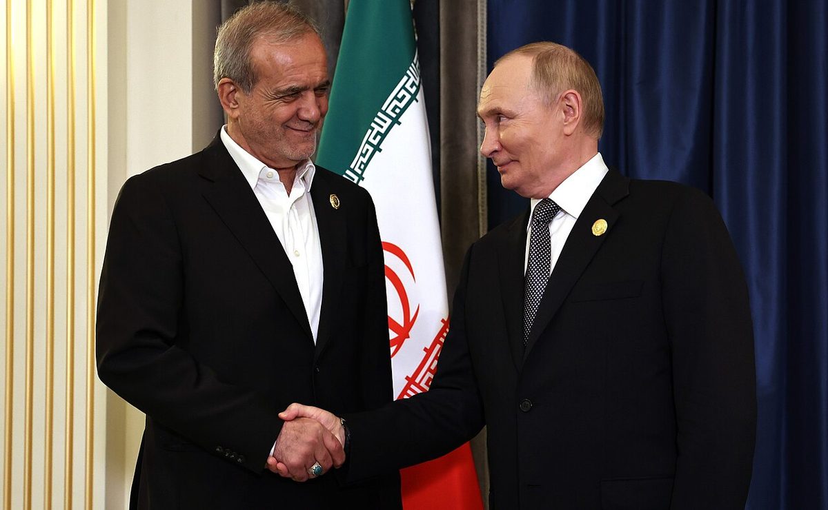 Rusya Devlet Başkanı Putin ile İran Cumhurbaşkanı Pezeşkiyan'ın bir görüşmesi