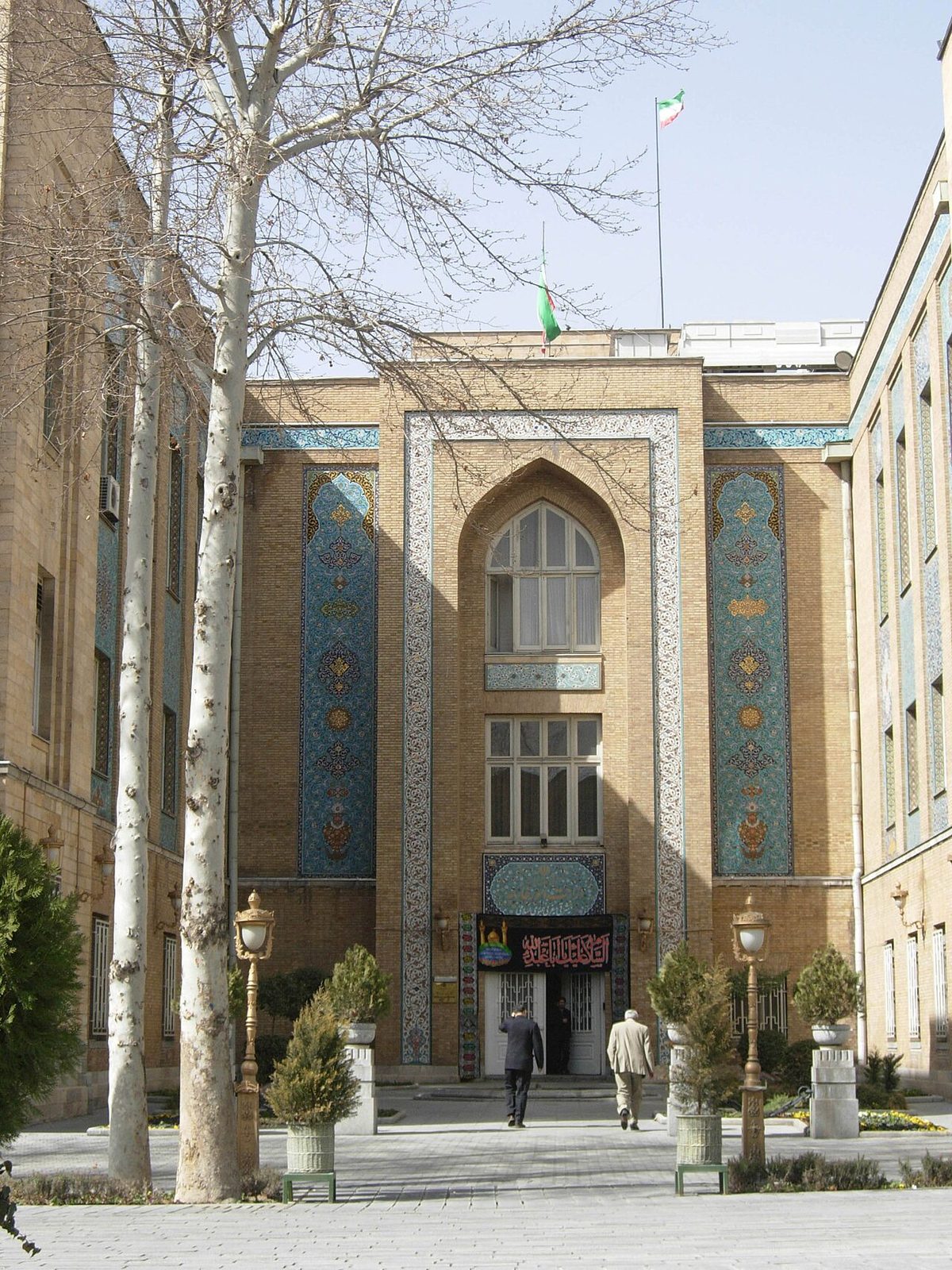 Tahran'daki İran Dışişleri Bakanlığı binasının taç kapısı ve İran bayrağı